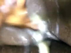 Мокрый и дикий: видео мастурбации возбужденного парня