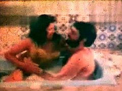 Et sensuelt par blir våt og vill under dusjen