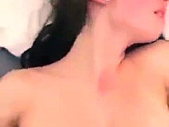 Η ερασιτέχνης κοπέλα με τα μεγάλα βυζιά και τον κώλο κάνει σεξ στην κάμερα