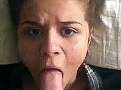 Una giovane mora prende un grosso cazzo di Ig nella sua gola