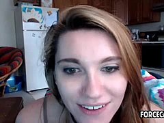 Amateur 18-jarige shemale wordt wild op webcam