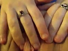 Amigos brincam com suas bocadinhas em um vídeo pornô