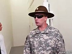 Militares gays exploram sua sexualidade no chuveiro