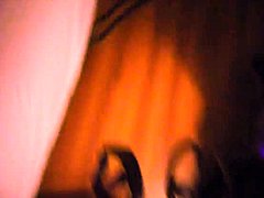 Una zorra tetona se pone traviesa con un pene negro en un video casero