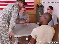 Gay zwarte militairen worden ondeugend in deze solo gay-video