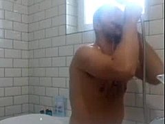 뜨거운 샤워 액션을 보여주는 루마니아 포르노 비디오