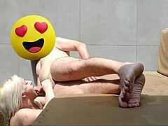 Блондинка-МИЛФ наслаждается анальным сексом в бассейне