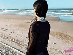 Két érett nő fúrja meg a tinit a tengerparton