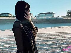 Tonåring blir borrad av två mogna kvinnor på stranden