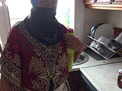 Ekstremno čiščenje: Šokantna muslimanska sobarica z umazano prošnjo