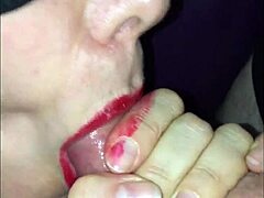 Une MILF et sa femme amateur se font baiser et baiser dans cette vidéo BDSM
