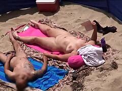 Зрелите жени се наслаждават на слънцето и една на друга на плажа