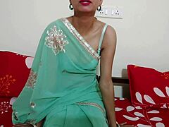 Индијска маћеха са великим сисама има секс са својим посинком у ХД видеу
