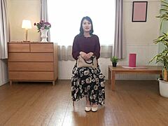 Japansk moden Nami Risha gir en håndjobb til en fotograf