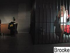 Голяма гърда полиция и затворник в това БДСМ видео