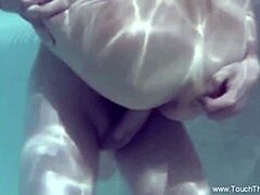O mamă coreeană erotică se lasă pătrunsă de un masaj senzual cu ulei împreună cu iubitul ei