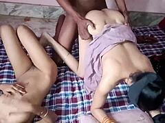 Indická nevlastní matka a nevlastní dcera se oddávají lízání kohouta a lízání v hindštině