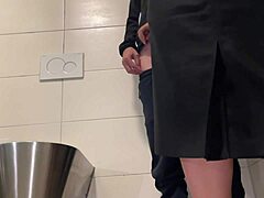 Stor bytte MILF giver et håndjob og får dig til at komme på et offentligt toilet