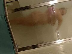 Zralá maminka si užívá horkou sprchu se svým milencem