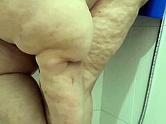 Gros seins naturels et pieds sexy dans cette scène de douche MILF