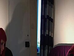 Путката на Бети Хейуърдс се вижда отблизо в това горещо видео