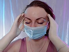 라텍스 장갑과 의료용 마스크를 착용한 솔로 자위 - HD 비디오
