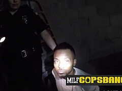 Veľký čierny penis sa zapája do trojky s policajtmi