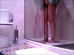 Femmes matures dans la salle de bain: Une vidéo faite maison