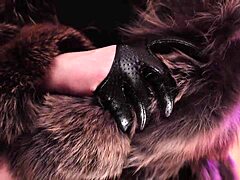 MILF dominiert mit Pelzmantel und Lederhandschuhen in selbstgemachtem Video