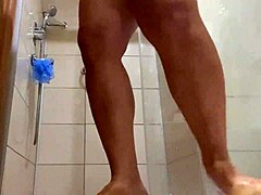 MILF se moja y se vuelve loca en el baño