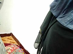 Индийска прислужница получава задника си изпълнен от шефа си в горещо секс видео