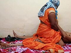 Tamili täti kokee kierroksen seksiä hostellihuoneessa