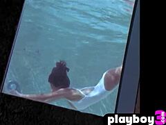 Карин Тейлорс демонстрирует свои большие груди и горячее тело в этом стриптиз-видео