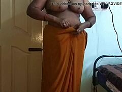 Индијска преварена жена мастурбира са великим грудима и обријаном пичком