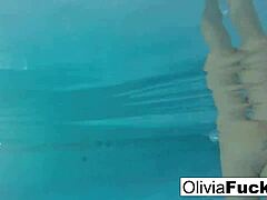 Оливия играет в бассейн в бикини