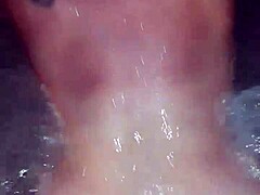 Une milf au gros cul prend un jeune amant dans un bain à remous