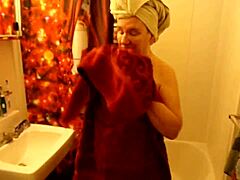 Rijpe moeder Penny pronkt met haar rondingen onder de douche
