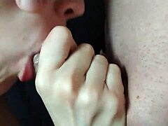 Moden kvinde giver et deepthroat blowjob og får sin steddøtres pik farvet med læbestift