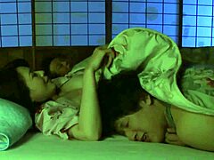 Japonská mama dáva svojmu nevlastnému synovi fajku, zatiaľ čo jej manžel spí