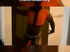 Ebony stripper plaagt en behaagt op vrijgezellenfeest
