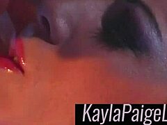 Modne Kayla Paiges BDSM-fantasi kommer til live med nærbilde blowjob