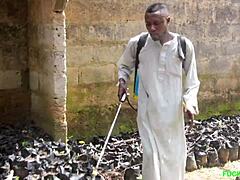 प्रौढ़ एबोनी माँ को उसके गाँव के किसान ने सार्वजनिक रूप से चोदा।