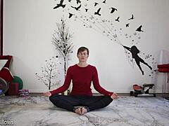 Ibu Rusia dewasa memamerkan pantatnya dalam pelajaran yoga
