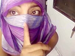 Moden arabisk kvinde i hijab når intens orgasme, mens hun onanerer