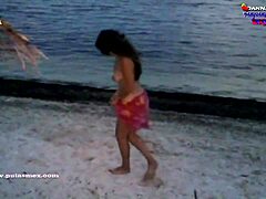 Amatør-mamma får en stor rumpe-blowjob på stranden