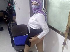 Soția arabă într-o ținută școlară se bucură de joacă solo
