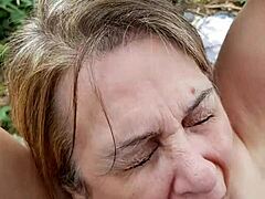 Zralá maminka je zneuctěna v BDSM videu