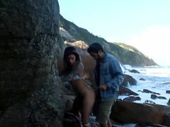 Zrelá žena si užíva sex na verejnosti na pláži