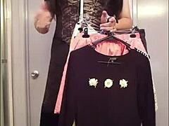 Crossdressing-Amateurin Hyna kauft und kleidet sich in einem Charity-Shop
