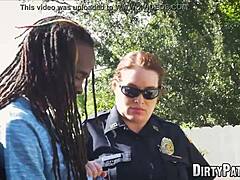 Moden betjent Maggie Green hengiver sig til interracial sex med en stor sort pik